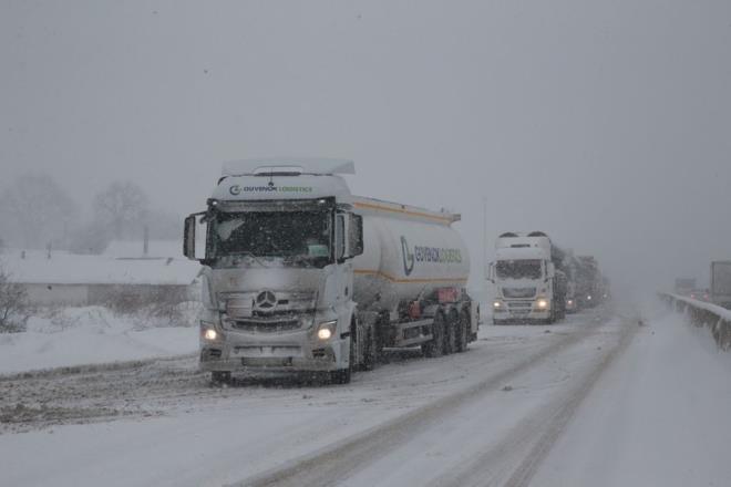 BOLU DAI'NDA KAR YAII    Kar ya, otoyolun zellikle Abant Kava, Bolu Da Tneli ve viyadkler, D-100 kara yolunun ise Dakent, Yumrukaya, Seymenler ile Dzce kesimlerinde yer alan Bakacak, Karanlkdere, Bkyan, Sarkek ve heyelan mevkilerinde etkisini gsteriyor.