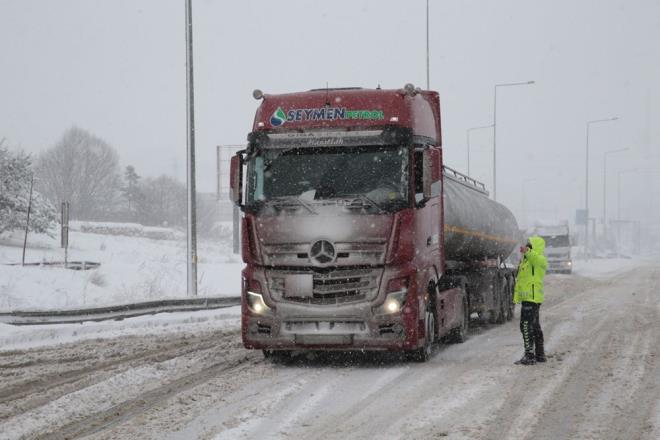 Ekipler tarafndan yaplan kontrollerde, ar tonajl TIR'larn stanbul ve Ankara istikametlerine gidilerine izin verilmiyor.
