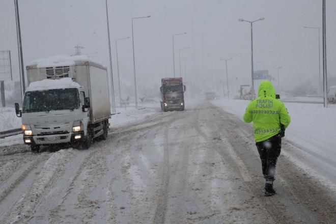 TIR'lar ve kamyonlar, yol gzergahlarnda bulunan park alanlarna ynlendiriliyor.