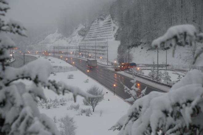Ekipler ayrca srclerden aralarnda zincir, takoz ve ekme halat bulundurmalarn, trafik iaret ve iaretilerine uymalarn istedi.