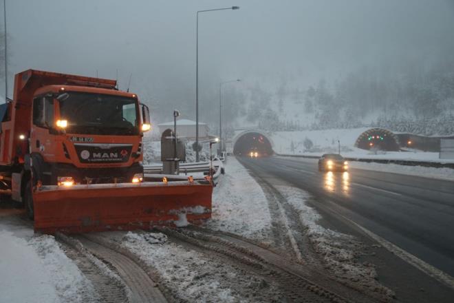 Blgede grevli Bolu ve Dzce l Emniyet mdrlklerine bal ekipler, Bolu Da gzergahn kullanacak srclere uyarlarda bulunarak hava ve yol artlarna uymalar, aralarnda k lastii bulundurmadan yola kmamalar gerektiini syledi.