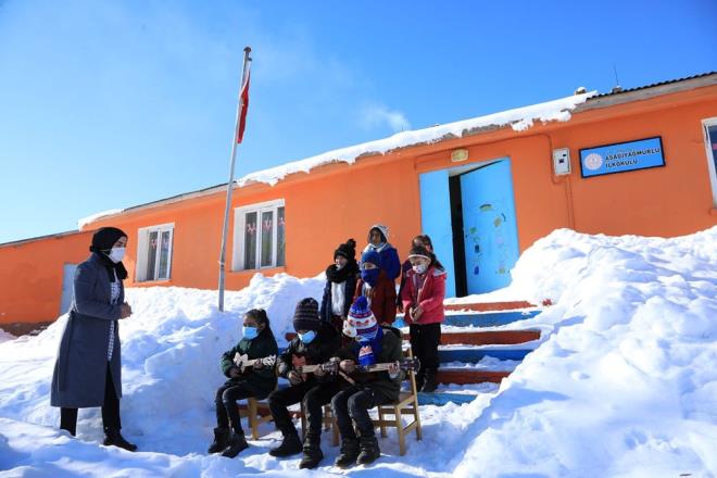 10 yandaki Esmanur ztrk ise okula ilk baladnda ok ardn belirterek, "Emine retmenimiz bize ukulele aldrd. Ona ok teekkr ediyorum. Her zaman bizim yanmzda" dedi.