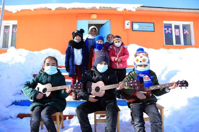 4. snf rencisi Sadi Aslm da daha nce okullarnda eitli skntlarn bulunduunu anlatarak, retmen Ylmaz'n yeni eyalar ve oyun malzemeleri getirdiini syledi.  Okulu ok sevdiini ve eve gitmek istemediini anlatan Aslm, retmenini ok sevdiini belirtti.