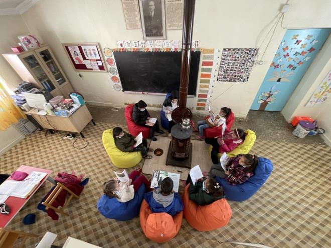 Ailesiyle Mula'da yaayan ve aslen Mardinli olan 26 yandaki Emine Ylmaz'n atamas, 2020'de ilk grev yeri Karlova ilesine bal 1800 rakml Aa Yamurlu Ky lkokuluna yapld.