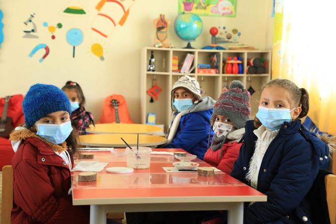 rencilerin ok azimli olduunu dile getiren Ylmaz, yle konutu:  <br>  "ocuklarn gzlerindeki istei, umudu grdm zaman ektiim skntlar bir anda kayboluyor. Kapya adm attm an gelecee adm attm dnyorum. Okulda aslnda gelecei doru yryoruz. Ben de ocuklardan birok ey reniyorum. Corafya kader olabiliyor ama o kadere teslim olmamak gerek. Kaderi irademizle ekillendirebiliriz."