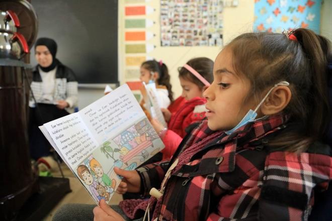 HER SABAH SOBA YAKARAK SINIFI HAZIRLIYOR    Snfn zeminine hal deyip, rencilerine ukulele, gitar ve farkl akl oyunlarn sunan Ylmaz, hzl ve kablosuz internet sistemiyle birletirilmi snftaki 9 rencisine hizmet veriyor.    Eiyle ile merkezine yerleen Ylmaz, k aylarnda kar ve tipide her gn 40 kilometrelik yolu kat ettikten sonra okuluna ulayor.