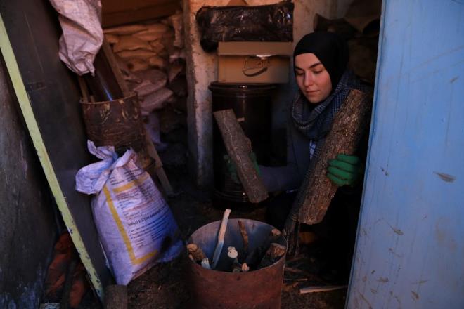 OKULUN MDR, RETMEN VE HZMETLS    Ylmaz, greve baladndan bu yana bir sr "iyi ki" biriktirdiini, her gn eve dndnde grev yapmann mutluluunu yaadn syledi.  Mesleini byle bir ky okulunda yapmasnn kendisine byk tecrbe kazandrdn aktaran Ylmaz, okulun mdr, retmeni ve hizmetlisi olduunu belirtti.