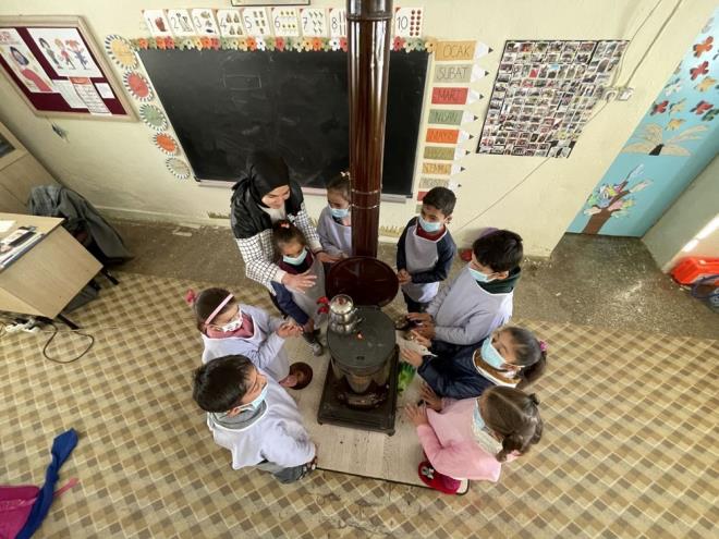 lk grev yerindeki okulun birok eksiinin karlanmas iin kollar svayan Ylmaz, l Milli Eitim Mdrlnn desteiyle svalar dklen okulun bakm ve onarmn yaptrd.