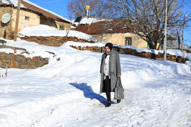 Ylmaz, gndz saatlerinde scakln sfrn altnda 15'lere kadar dt kyde, sobay yakmak iin 1 metre seviyesini aan karda yryerek odunlar kovayla snfa tayor. "Benim akll ocuklarm" dedii rencileri gelmeden sobay yakarak snfnn snmasn salayan Ylmaz, 1, 2, ve 4. snf rencilerini sevgiyle karlyor.