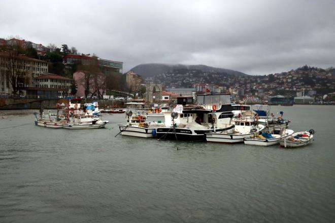 Zonguldak?ta yamurla birlikte rzgar da etkili oldu.