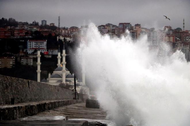 Zonguldak Liman'nda kayalklara arparak ykselen dalgalar, zaman zaman mendirei aarak liman iine kadar ulat.