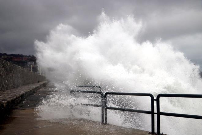 Baz vatandalar, limana gelerek ykselen dalgalar izledi.