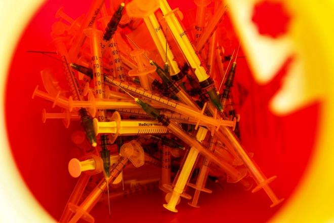 te yandan Omicron, Trkiye de dahil olmak zere birok lkede zaten baskn varyant konumunda bulunuyor. Alanm veya daha nce virsn nceki srmleriyle enfekte olmu kiilere de bulaabiliyor.