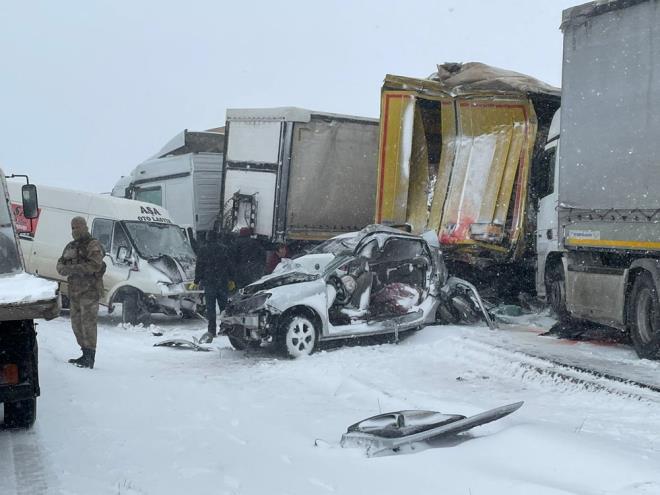 Kaza nedeniyle bir sre kapanan kara yolu aralarn kaldrlmasnn ardndan yeniden ulama ald.