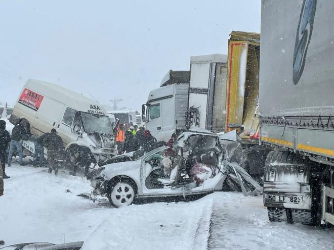 Kar yann etkili olduu Kzltepe-Nusaybin kara yolunun krsal Eymirli Mahallesi mevkisinde 4 TIR, 1 yolcu otobs, ticari ara ve 2 otomobilin kart trafik kazas meydana geldi.
