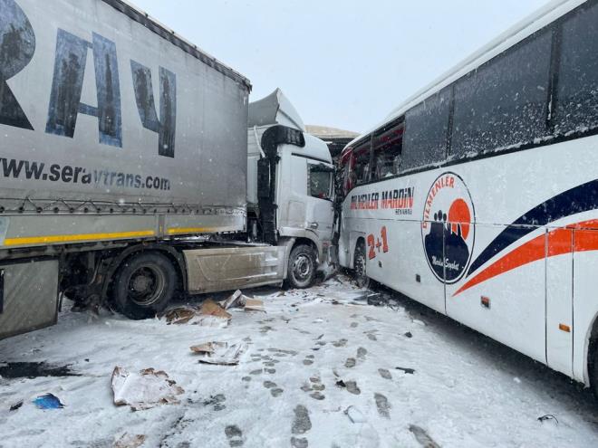 Yarallar, ambulanslarla kentteki hastanelere kaldrld.