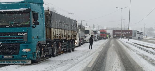 Otoyolun Dou gieleri ile Yeniaa kesiminde kar ya etkili oluyor.