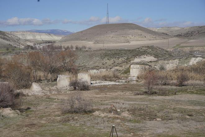 "RESM YIKIM OLDUUNU DNDK"    Yakndaki akaryakt istasyonunda alan zcan Gler, kprdeki almay grdn; ancak Z.K.'nin ve alanlarn rahat tavrlar nedeniyle phelenmediklerini, resmi ykm olduunu dndklerini syledi. Gler, "Biz buray ihaleyle aldlar, ykyorlar, deerlendirecekler, diye dndk ama sonradan rendik ki kpry almlar. Aldlar gtrdler. Biz de daha sonra jandarmann tahkikatyla rendik" diye konutu.