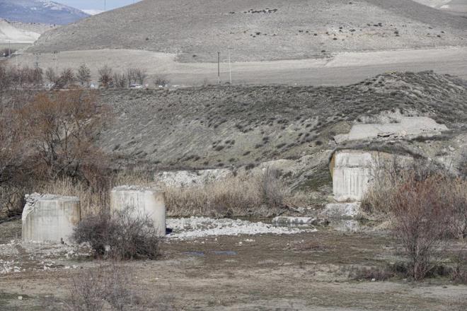 KPR DEMRLER N CMER'E BAVURMU    Z.K.'nin, atl durumdaki kprnn demirlerini almak iin CMER'e bavuruda bulunduu, olumsuz yant almasna ramen 2 i makinesi kiralayp, kpry ykarak, kamyonlarla paralar halinde Ankara'daki hurdaclar sitesine gtrd ve burada paralayp, 70 ton demir elde ettii belirlendi. Kpr demirlerinin deerinin, 500 bin TL olduu belirtildi. Kprnn ykm ve tahliye almasnn 4 gn srd renildi.