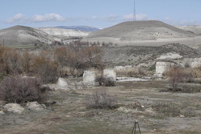 Ankara ile Beypazar arasndaki yolun Dibecik Mahallesi mevkisinde, Kirmir ay zerinde bulunan kpr, 1936 ylnda yapld. Betonarme ina edilen kpr, 42 yl hizmet verdi.