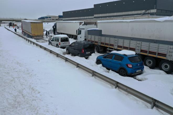 Nurda mevkiinde ise ulamn tek eritten salandn kaydeden Gl, "900 civarndaki aracn tahliyesi devam ediyor. Yolun tek eritli ilemesinde sknt yok. u anda kalan 900 civarinda aracn tahliyesi devam ediyor" dedi.