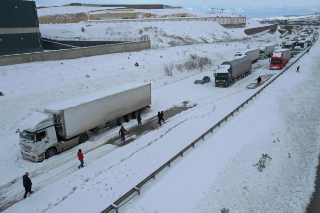 Gaziantep'te etkili olan kar ya hayat olumsuz etkiledi. iddetli ya nedeniyle sabah saatlerinde Tarsus-Adana-Gaziantep (TAG) Otoyolu ulama kapand. Otoyolda uzun ara kuyruklar olutu. 2 binden fazla ara yolda mahsur kald. <br>    Saatler sren almalardan sonra Gaziantep Valisi Davut Gl, TAG Otoyolu'nda ulamn kontroll ekilde baladn bildirdi.    Vali Gl, AA muhabirine, otoyol boyunca karlarn temizlenmesine ynelik almalarn devam ettiini syledi.