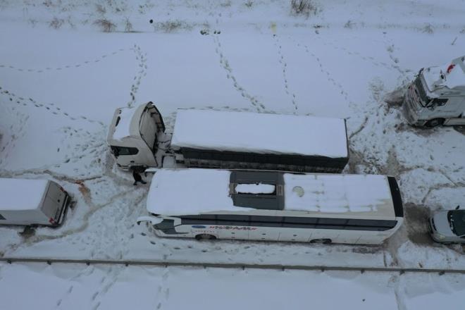 Blgedeki almalarn srdn aktaran Gl, blgede kalan vatandalara kumanya yardmlarnn yapldn bildirdi.