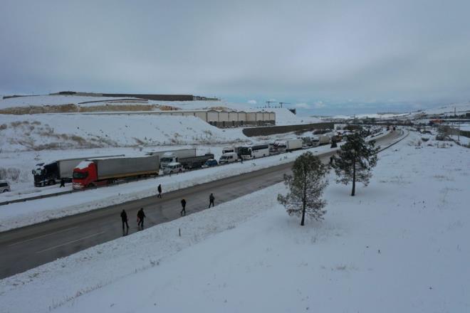 Gece saatlerinden itibaren yol ama almalarnn devam ettii TAG Otoyolu'nda mahsur kalanlara, belediye ekiplerince kumanya datld. Yolda mahsur kalanlara yiyecek, iecek ve akaryakt desteinde bulunuldu, ok sayda kii misafirhanelere yerletirildi.