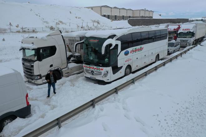 Gaziantep Valisi Davut Gl almalar ve blgede durumu NTV'ye anlatt. Gn boyu sren almalar sonucu Nizip tarafnn ksmen ulama aldn hatrlatan Gl, yolun u anda tamamen aldn syledi.