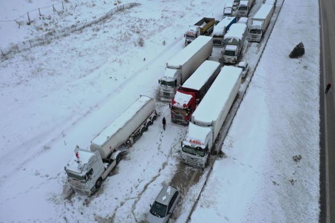 Vali Gl, "Hastaneye gitmekteyken yolda kalan 186 kii hastaneye ulatrld. Salk sistemi o adan tam olarak alt. Hastaneye gitmesi gerekip de gidemeyen tek vatandamz olmad" diye konutu.