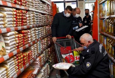 WhatsApp yazmalarnda 5 litrelik ayiek yann reyonda 35 lira olarak grlen etiket grselinin paylalmas stne zincir market alan ?Gzel abi piyasa ykselirse problem yok. Bu arada raf fi yatlar sal gn itibaryla ykselecek. Pazartesi organize olup herkesin sal gnne gemesi gerekiyor? ifadesini kullanyor.