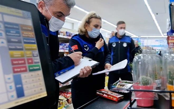 Market fiyatlarna organize ekilde yaplan zam yazmalar gn yzne kt. Rekabet Kurumu?ndan 2.7 milyar ceza alan 5 zincir marketle 1 tedarikinin beraber hareket ettikleri yazmalara da yansd. Yazmalarda bir tedariki, zam yapmayan marketleri uyaryor.