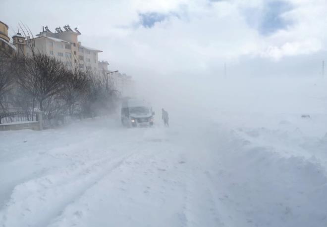 ERGANİ'DE 30 KİŞİ MAHSUR KALDI    Diyarbakır'da etkili olan kar yağışı nedeniyle 689 köy yolu ulaşıma kapalı bulunurken, il genelinde 186 hasarlı trafik kazası yaşandı.    Ergani ilçesi Kortaş köyü mevkisinde bir minibüsün yan yatması sonucu 30 kişi mahsur kaldı. Bölgeye arama kurtarma aracı, 8x8 amfibik araç ve ekipler yönlendirilirken, kurtarma çalışmalarının devam ettiği bildirildi.