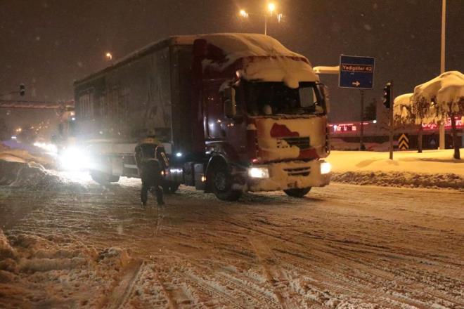 Karayolları, jandarma, belediyeler, İl Özel İdare, Türk Kızılay ve UMKE ekiplerinin çalışmalarının AFAD koordinasyonunda dün geceden bu yana aralıksız devam ettiğinin belirtildiği açıklamada, saat 22.15 itibarıyla son durum aktarıldı.