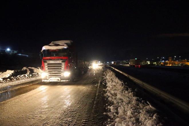 TAG OTOYOLU NURDAĞI KESİMİNDE ULAŞIM TEKRAR DURDU    Tarsus-Adana-Gaziantep (TAG) Otoyolu'nun kapanan Nurdağı-Osmaniye yönü kısmen trafiğe açılırken, bölgede meydana gelen bir kaza sonucu yol tekrar ulaşıma kapandı.