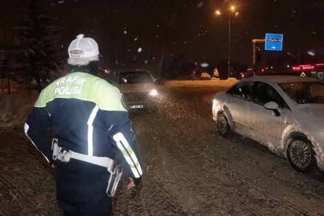 BOLU'DA 252 KÖY YOLU ULAŞIMA KAPANDI    Açıklamaya göre, Bolu genelinde etkili olan kar yağışı sonucu kapanan 252 köy yolunun ulaşıma açılması için çalışmalar devam ediyor.    Anadolu Otobanı (İstanbul-Ankara) D-100 kara yolunun her iki yönü kontrollü olarak trafiğe açıldı. Türk Kızılay, Sosyal Yardımlaşma Vakfı ve AFAD ekipleri yolda mahsur kalanların iaşe ve yakıt taleplerini karşılamak üzere bölgede çalışmalarını sürdürüyor.