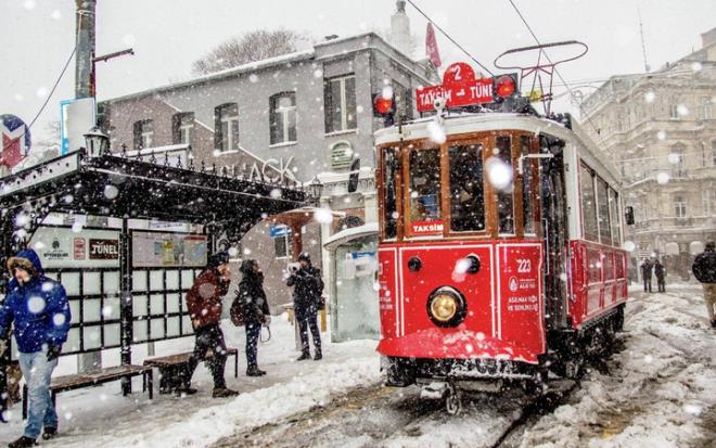 stanbul'un 21 Ocak Cuma gnnden itibaren, zlanda alak basn sisteminin etkisi altna girmesi bekleniyor.    Tahminlere gre, scaklklar akam saatlerinden itibaren hissedilir derecede decek.