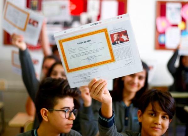 E Okul'a giri yaptktan sonra,, ekrann sol alt kesinde yer alan "e-Karne" alanna tklamanz gerekiyor. Daha sonra Pop-Up iznini verdikten sonra alacak olan e-Karne ekrannda aldnz belgeleri ve notlarnz sorgulayabilirsiniz.