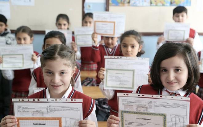 Bu seenee tkladktan sonra alan pencerede rencinin not bilgilerine eriim salayabilirsiniz.    Not bilgileri arasnda rencinin yazl ve szl snavlardan ald notlar, performans/proje devinden ald notlar gibi notlar ve ortalamalar yer almaktadr.