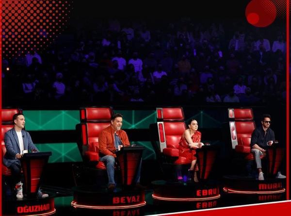 O Ses Trkiye 2021 ampiyonu kim henz belli olmad. Finalde Beyazt ztrk'n ve Ebru Gnde'in takmndan 3'e yarmac, Murat Boz ve Ouzhan Ko'un takmndan 2'er yarmac ampiyon olmak iin son performanslarn gsterecek.