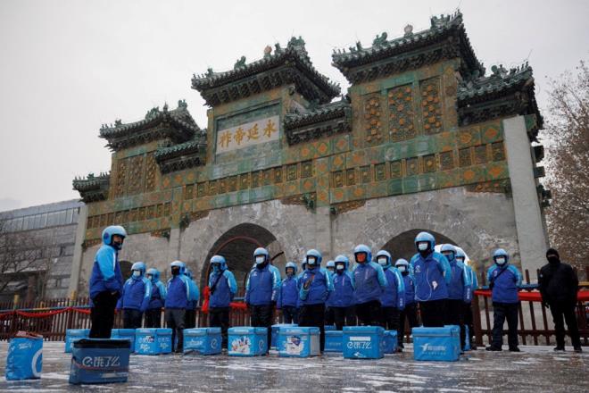 Ayrca habere gre, testi pozitif kan kadnn alt ofis binas, geen pazar gn nceden uyar yaplmadan d dnyaya kapatld, alanlarn kmas yasakland ve zorunlu anal Covid-19 testine tabi tutuldu. Maskeli grevliler, ieride mahsur kalan iiler iin ofis giriinden yatak takmlar tarken grld.