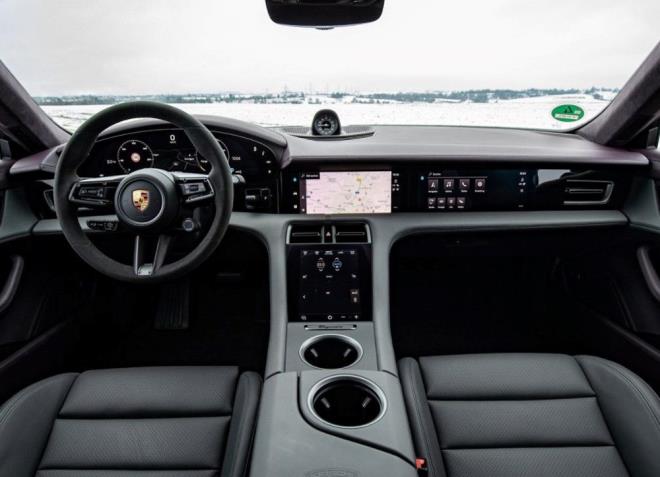 Porsche Taycan Performance Plus bataryasyla 416 kilometreye kadar menzil sunuyor. Taycan, 800 volt mimarisi ile 270 kW'a kadar arj gc retebiliyor. Bu sayede uygun arjla sadece 5 dakikada 100 kilometrelik menzile ulaabiliyor.     Kalk kontrol ile aktif olan 560 kW'ye (761 PS) kadar kan g sayesinde iki motoru Taycan Turbo S'i 0'dan 100 km hza sadece 2.8 saniyede ulatryor.