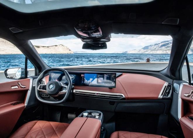 326 beygirlik gce sahip olan iX, 425 kilometreye kadar menzil vadediyor.<br>      Yeni BMW iX xDrive40 First Edition Essence - 2.442.500 TL  <br>  Yeni BMW iX xDrive40 First Edition Sport - 2.459.400 TL