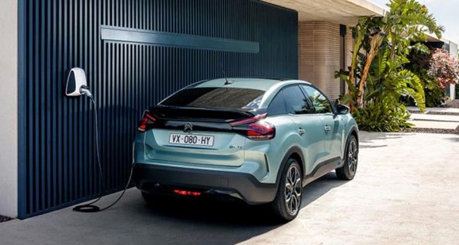 E-C4'te 100 kW (136HP) gcnde tamamen elektrikli bir motor bulunuyor. E-C4 toplamda 350 kilometre sr menzili sunuyor.