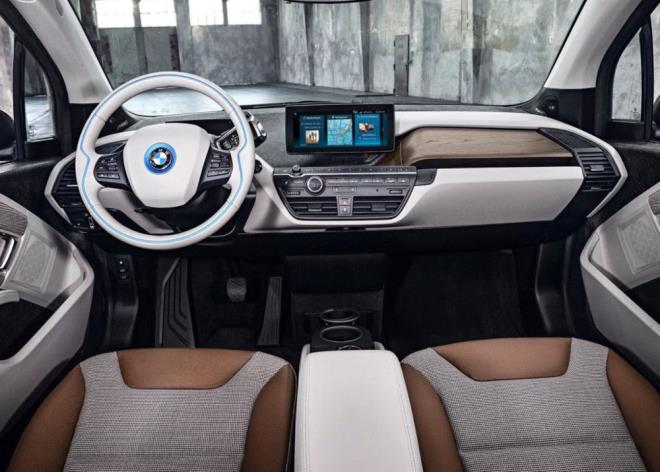 BMW i3 kullanma bal olarak deien 335 kilometreye kadar bir menzil vadediyor. Gnlk kullanm artlarnda ise bu menzil 260 olarak belirtildi.