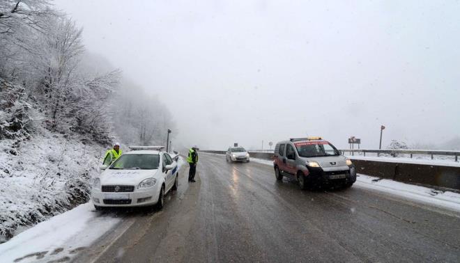 GZL BUZLANMA TEHLKES    Eriyen kar suyunun bulunduu yerler, kpr stleri, viyadkler ve youn rzgar alan zeminler gizli buzlanma asndan byk risk oluturur. Bu blgelere yaklarken hznz yar yarya drn, takip mesafenizi iki katna karn. Ara iinde telefon, mzik sistemi gibi dikkat datacak ekipmanlarla uramayn, reflekslerinizi hazr tutun.