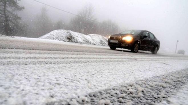 KNC VTESTE KALKABLRSNZ    Karl zeminlerde n lastiklere fazla g vermek patinaja sebep olabilir. Bu nedenle arac ikinci vitese alp, gaz ve debriyaj hareketlerini ok yava uygulayarak sorunsuz bir kalka imza atabilirsiniz. Bu imkana sahip olmayan otomatik vites aralardaysa gaz pedalna ok yava, kademeli olarak baslmas yeterli olacaktr.