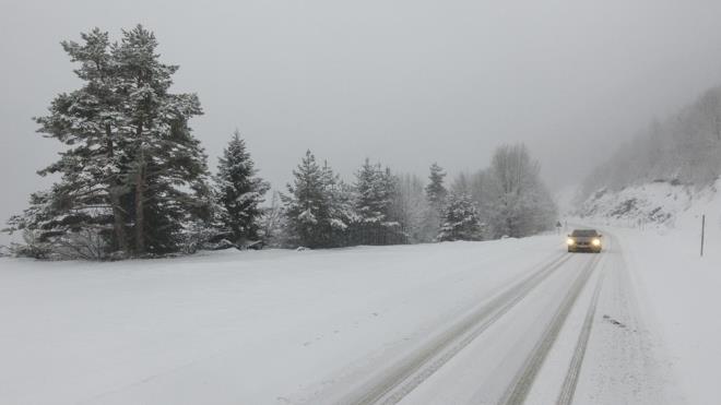 AN GAZ, FREN VE VTES HAREKETLER YAPMAYIN    Tutunmann zor olduu karl zeminlerde ara kullanan srcler ani gaz ve fren hareketlerinden uzak durmaldrlar. Yaplacak her ani veya sert hareket, patinaj ve kayma problemi ortaya kacaktr. Gaz ve fren pedallar ok yumuak kullanlmaldr.