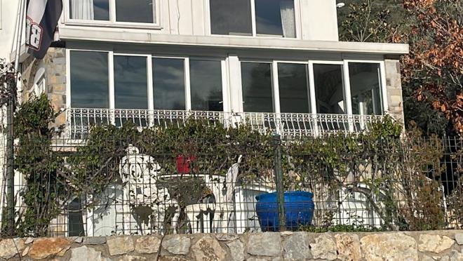 te yandan Bodrum'un Torba Mahallesi sakinleri, ilede uzun yllardr komuluk yaptklar Yeilam'n unutulmaz isimlerinden Fatma Girik'i kaybetmenin zntsn yayor.     Girik'in Bodrum'un Torba Mahallesindeki evi sessizlie brnd.