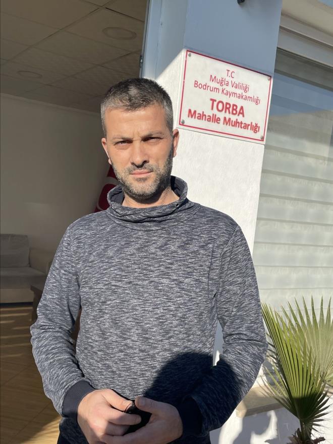 "FATMA ABLAMIZI KAYBETTK"    Torba Mahallesi Muhtar Suat Kaya, mahalleli olarak ok zgn olduklarn syleyerek, "Trkiye'nin ok sevilen sanatlarndan bir tanesini, Fatma ablamz kaybettik" dedi.    Kaya, "Mahalle olarak ok zgnz. 30 yldan fazla sredir mahallemizde oturuyordu. Ben iki dnemdir muhtarm. Vatandalarla aras ok iyiydi. Herkesle grrd. ok zgnz. Allah yaknlarna sabr versin" diye konutu.    Torba'da tekne sahibi ve kaptan Adnan Mermer, Fatma Girik'in ok iyi bir insan olduunu dile getirerek, "Her sabah kendisini sahilde yrrken grrdk. Torba Mahallesi'nin ablasyd. Trkiye iin bir kayp. Kendisini 10 yldan fazla sredir tanyordum. Hi beklemediimiz ok kt bir durum" diye konutu.    Mahalle sakinlerinden kr Uysal da Girik'i Memduh n ile birlikteyken tandn ifade ederek, "ok iyi bir insand. Ama Memduh Bey'in lmnden sonra rahatszland. Allah rahmet eylesin, ok zgnz. Gelmi gemi en byk sanatlarmzdan bir tanesiydi. Bamz sa olsun" deerlendirmesinde bulundu.